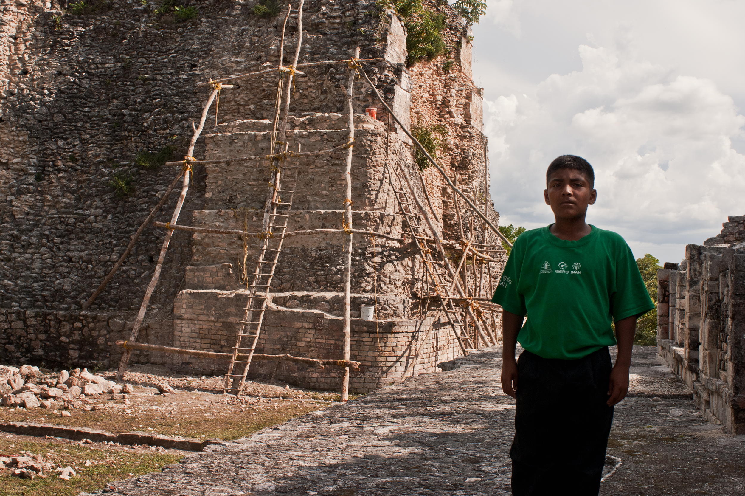 wojtek-jakubiec-photographer-montreal-mayan-mexico-documentary-Kid-by-pyramid-in-palenque.jpg