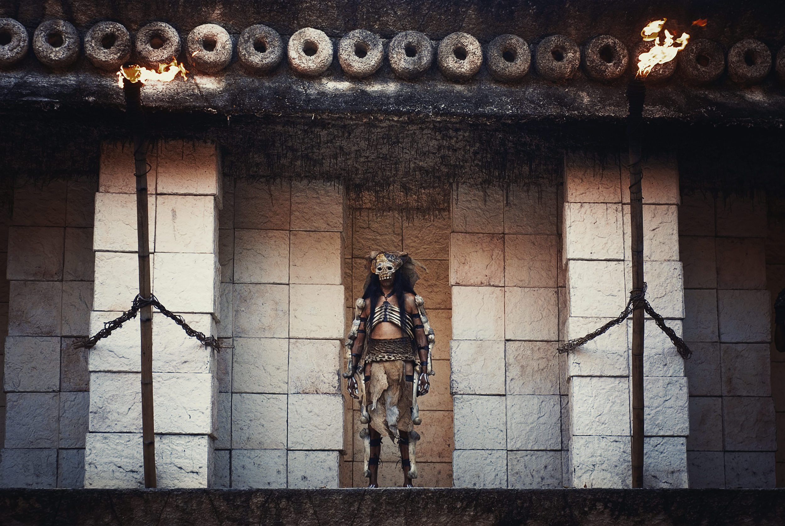 wojtek-jakubiec-photographer-montreal-mayan-mexico-documentary-Xcaret-show-maya-costume-02.jpg
