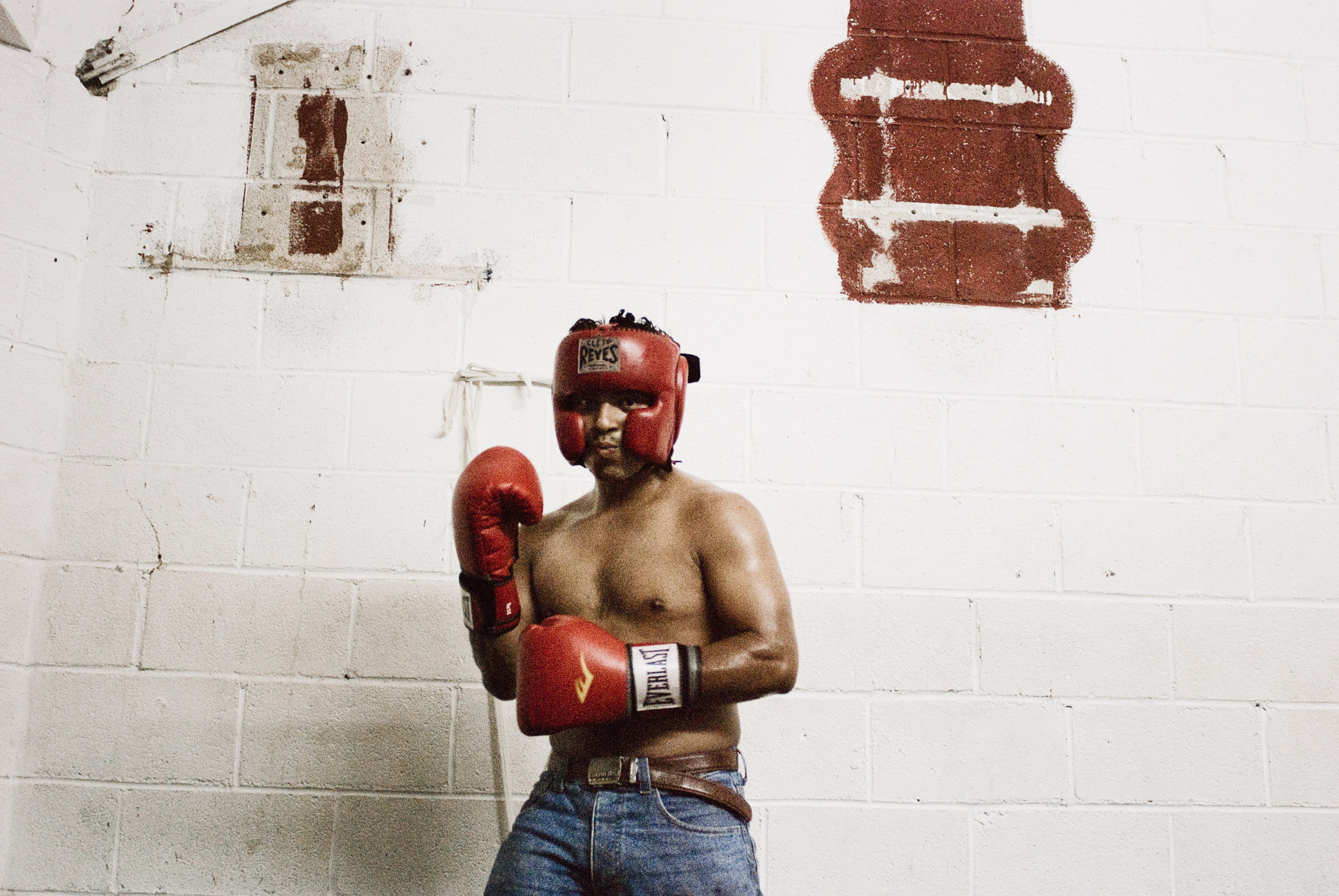 wojtek-jakubiec-photographer-montreal-boxing-mexico-documentary-boxer-warming-up.jpg