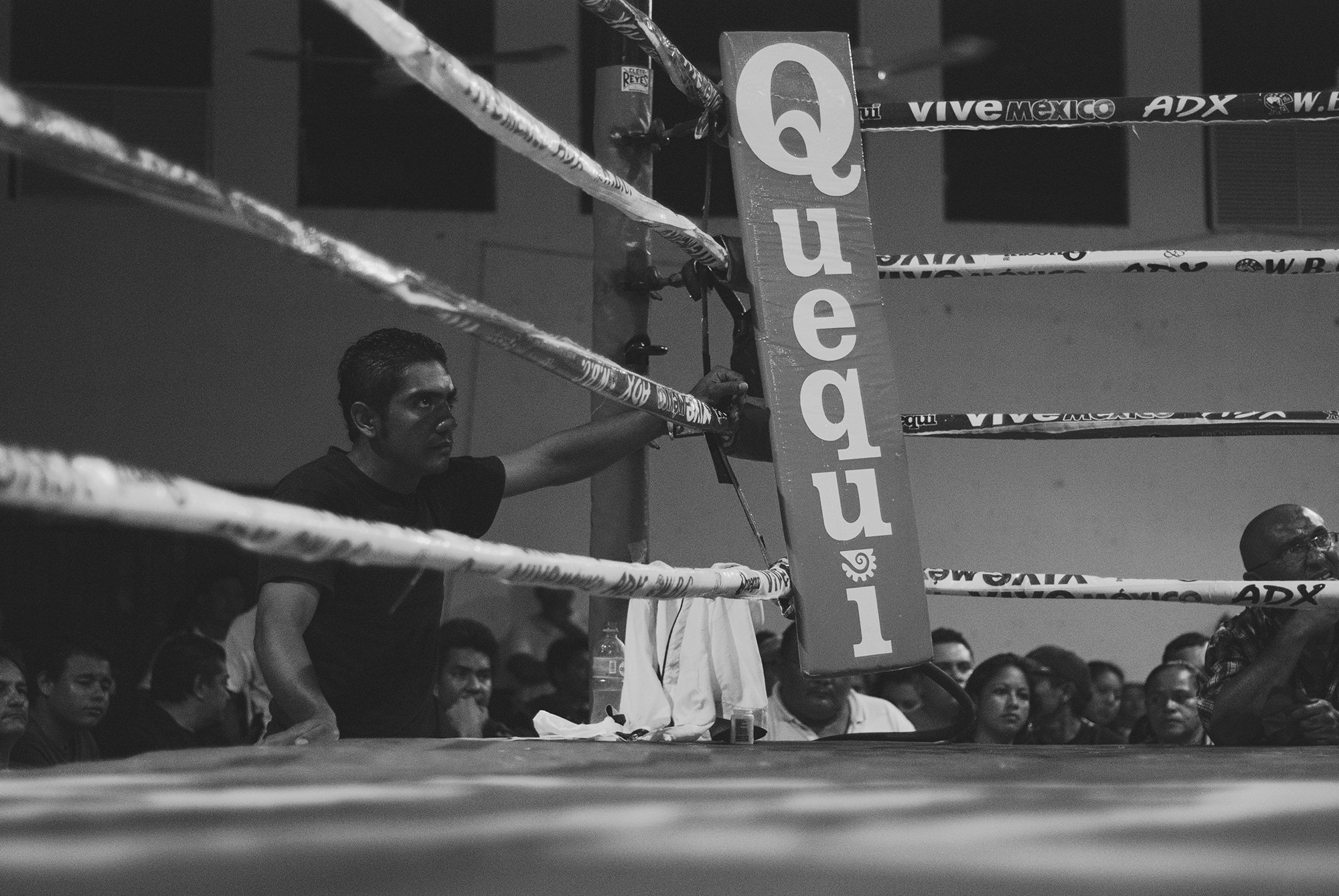  Brother of “el Gallito” observes the fight. 