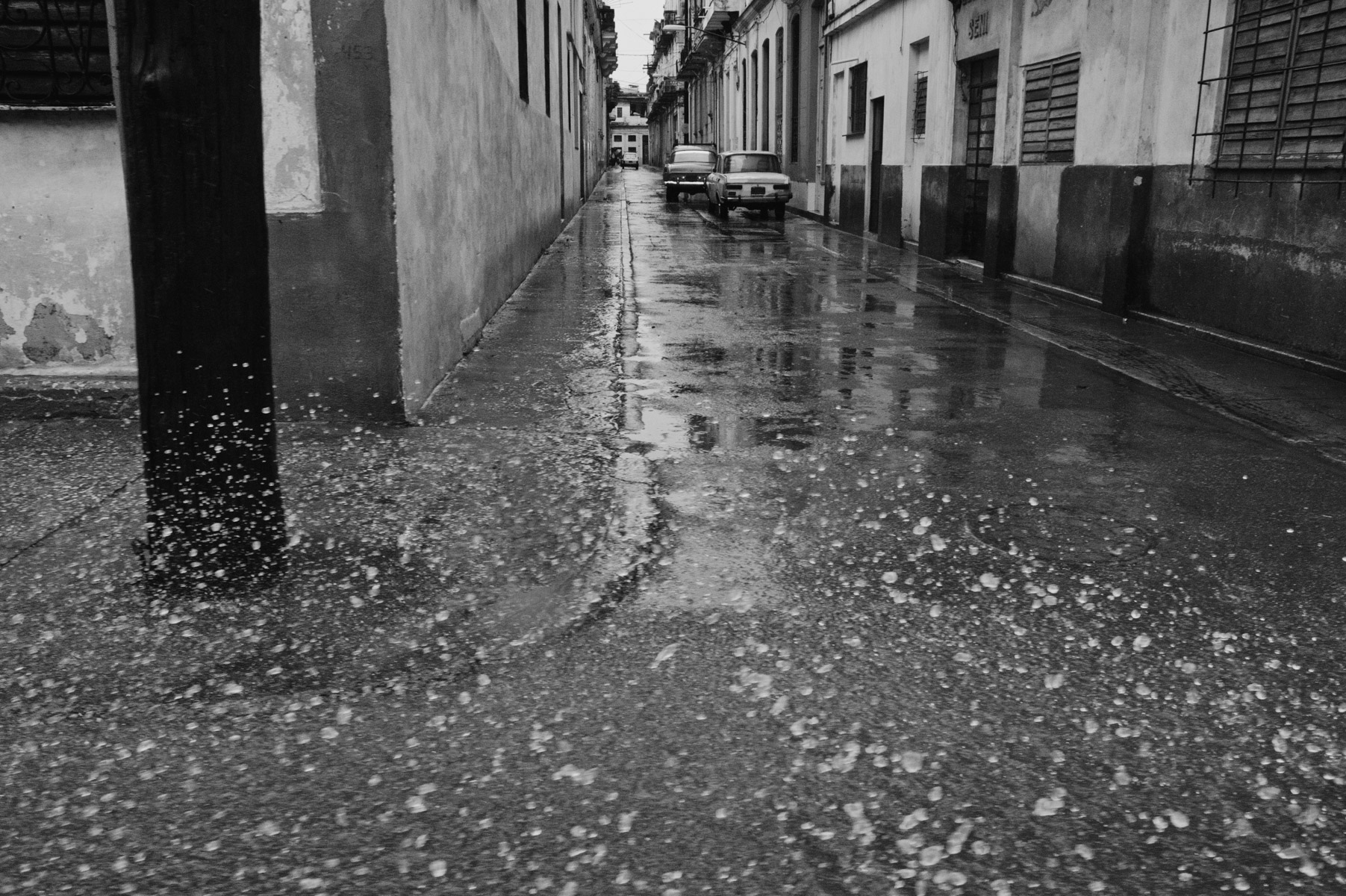 wojtek-jakubiec-photographer-montreal-cuba-havana-street-documentary-bw-rainy-day.jpg