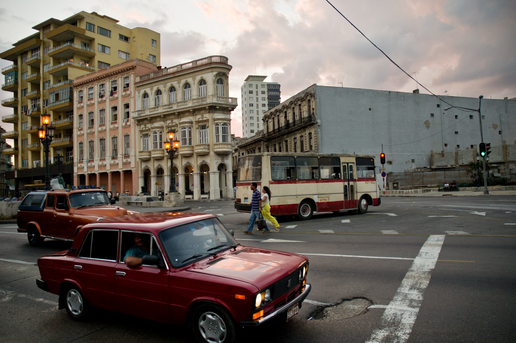 wojtek-jakubiec-photographer-montreal-cuba-havana-street-documentary-cars-and-people-by-the-malecon.jpg