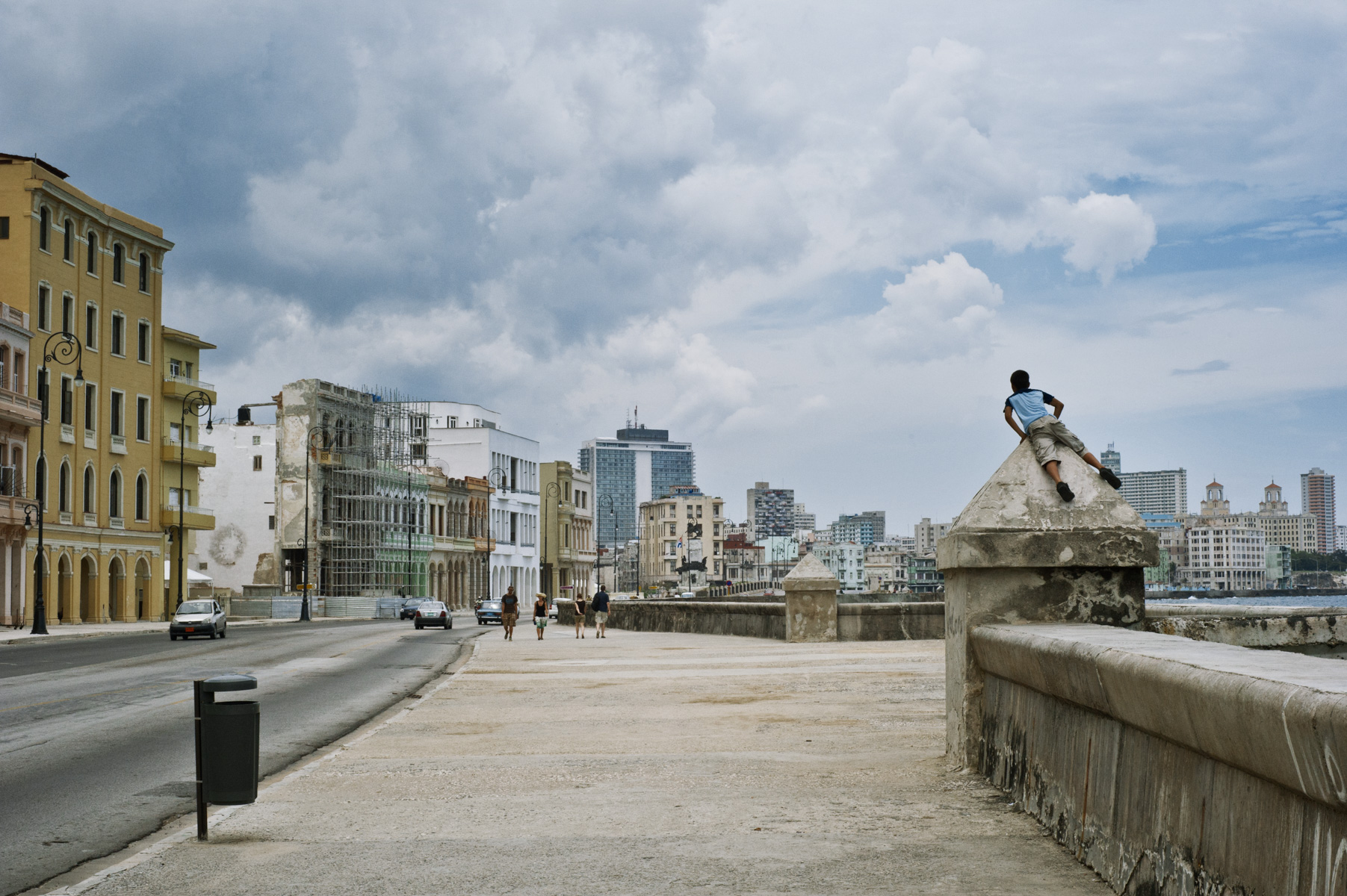 wojtek-jakubiec-photographer-montreal-cuba-havana-street-documentary-malecon-kids-.jpg