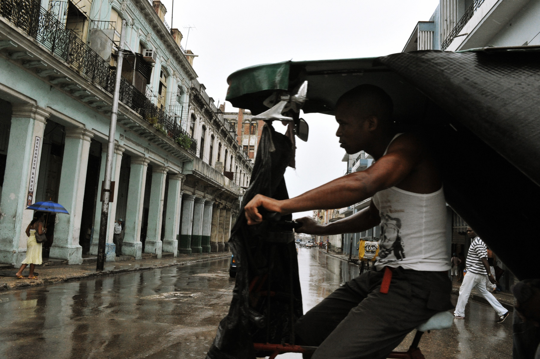 wojtek-jakubiec-photographer-montreal-cuba-havana-street-documentary-man-on-bike-in-streets-.jpg