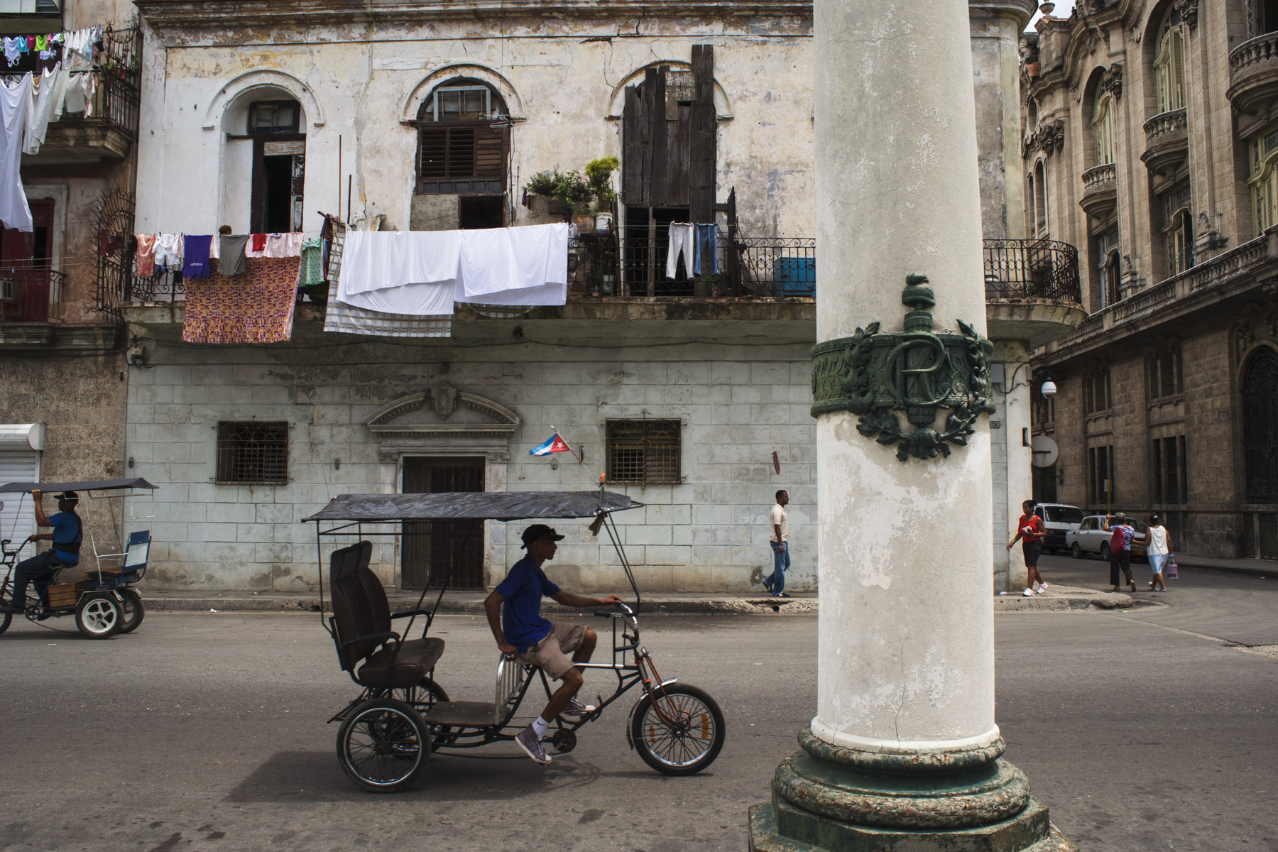 wojtek-jakubiec-photographer-montreal-cuba-havana-street-documentary-man-on-tourist-bike-.jpg