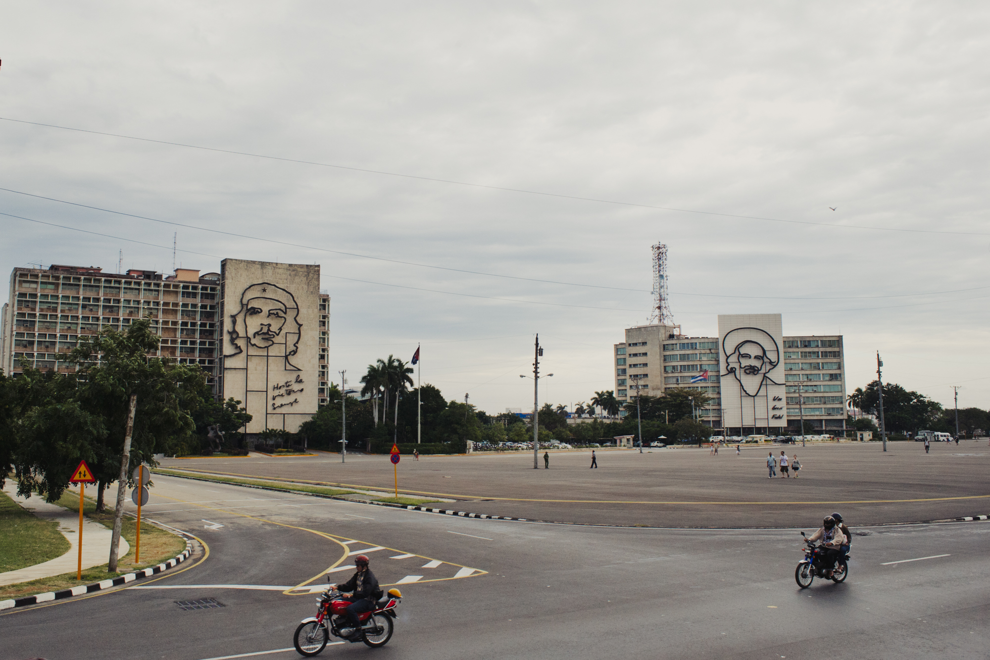 wojtek-jakubiec-photographer-montreal-cuba-havana-street-documentary-Revolution-Square-Che-Guevara.jpg