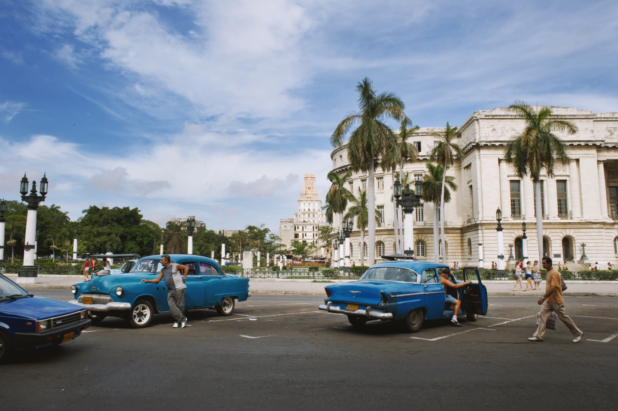 wojtek-jakubiec-photographer-montreal-cuba-havana-street-documentary-taxis-waiting-.jpg