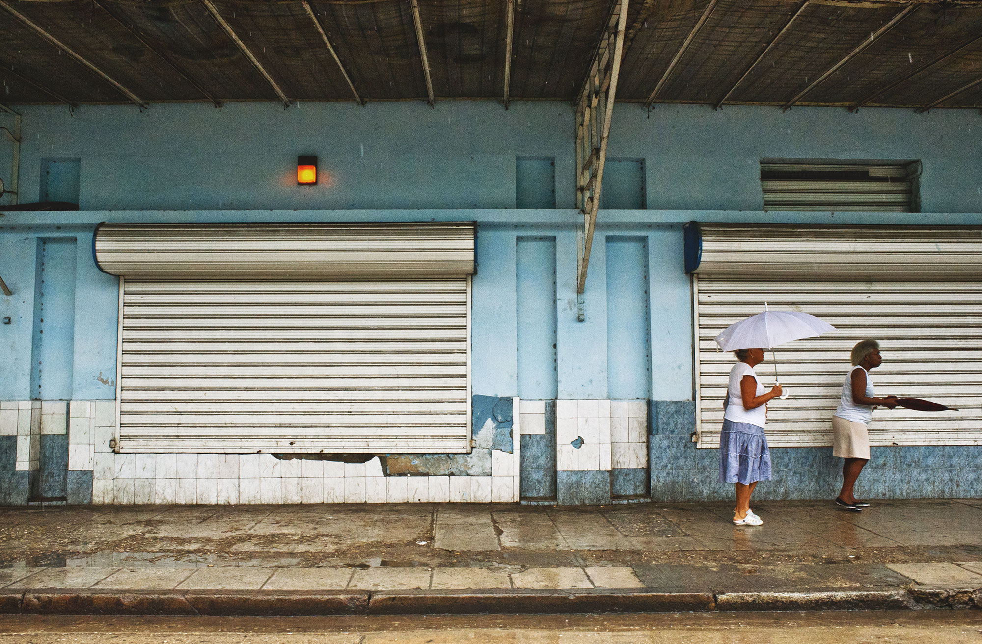 wojtek-jakubiec-photographer-montreal-cuba-havana-street-documentary-two-women-on-the-rainy-streets.jpg