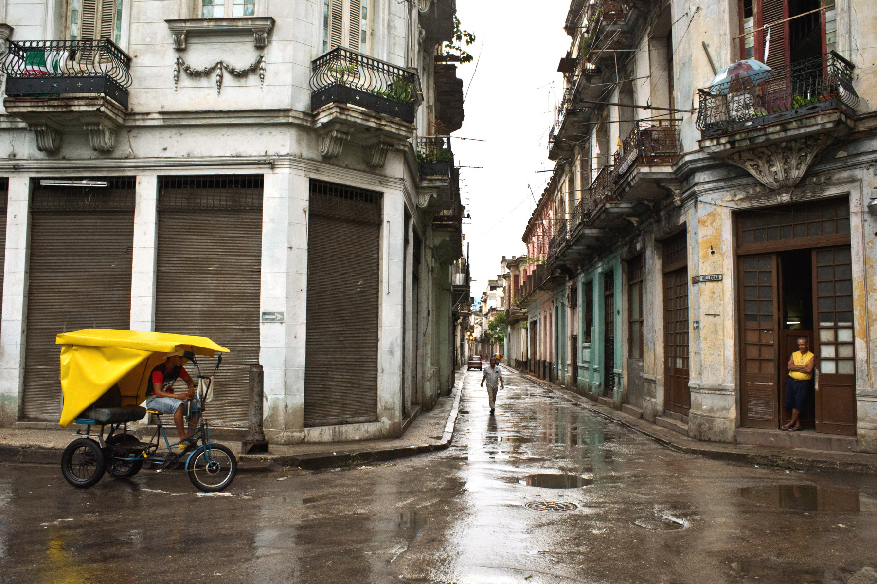 wojtek-jakubiec-photographer-montreal-cuba-havana-street-documentary-waiting-in-yellow-.jpg