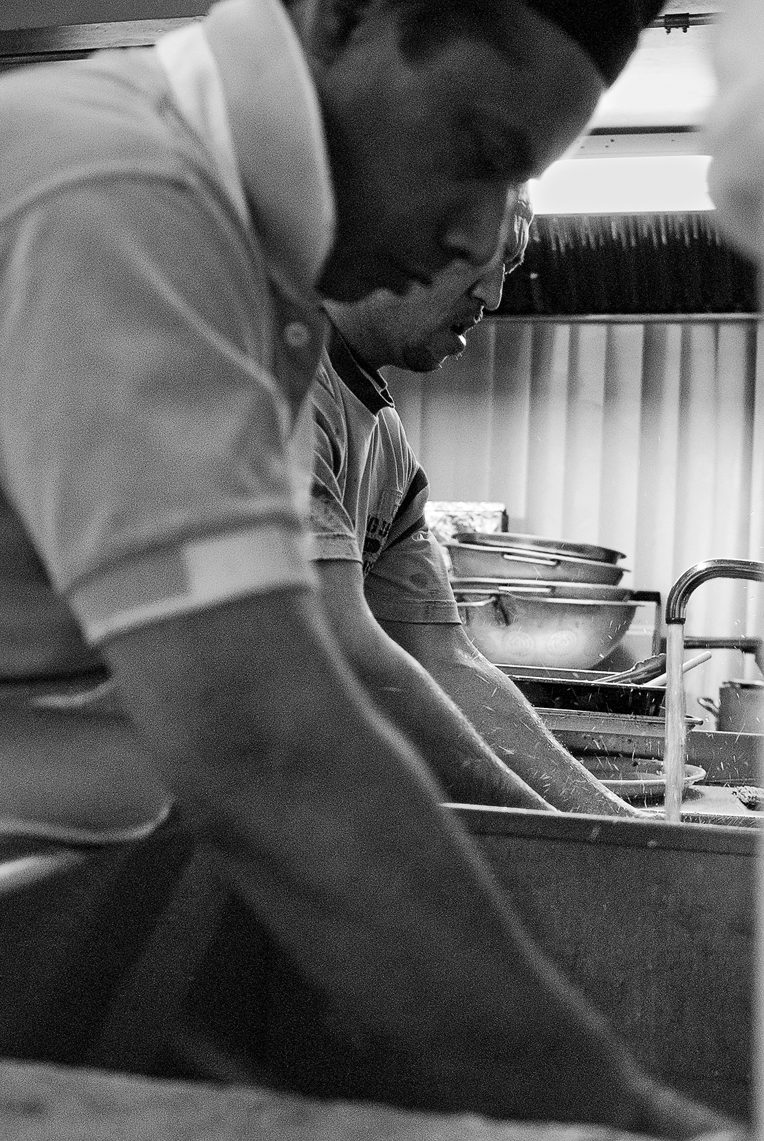 workers-washing-dishes.jpg