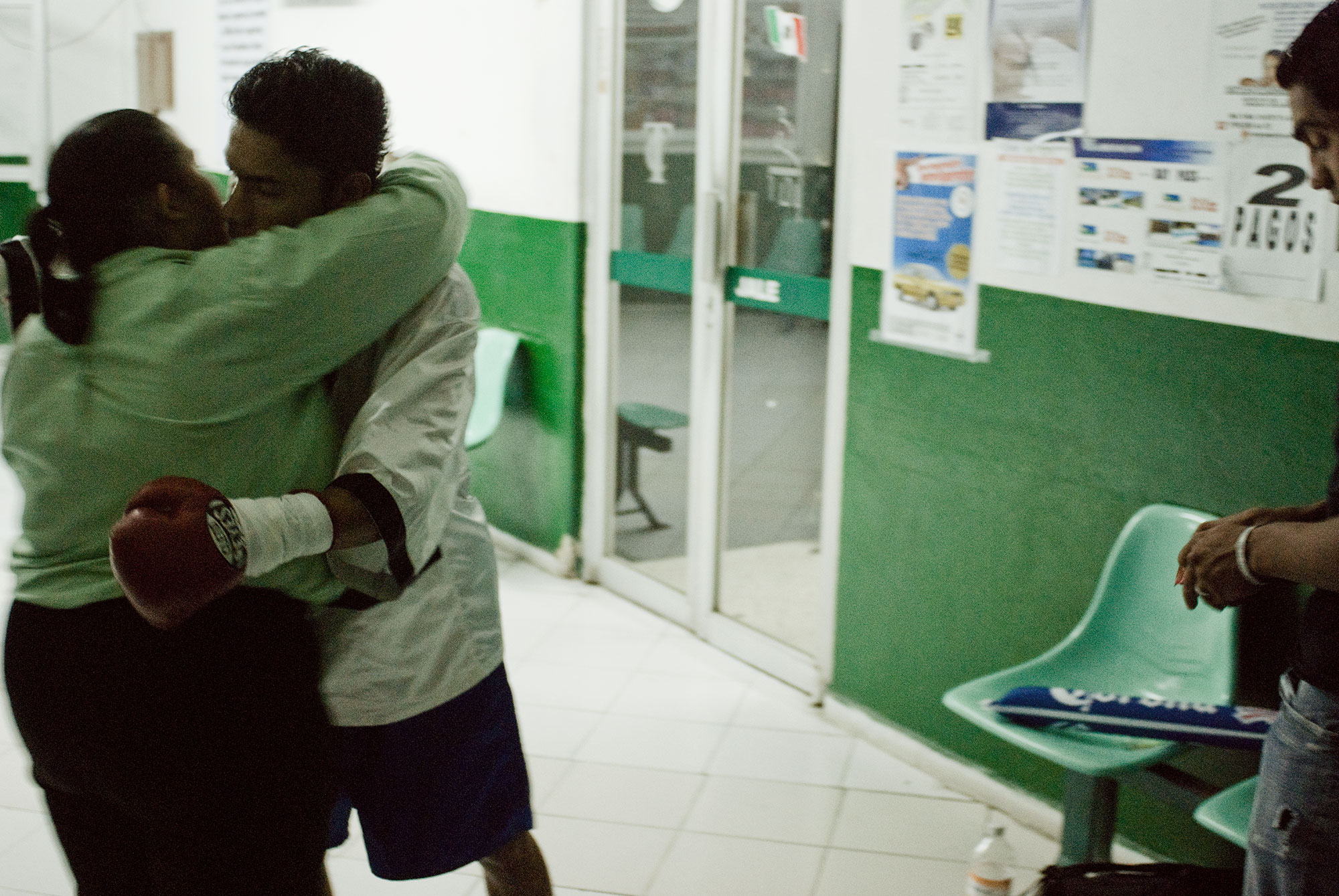  “El Gallito” gives a last good bye to a friend before the fight. 