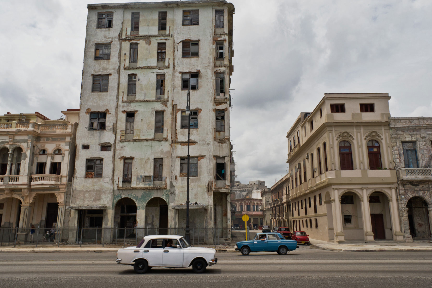 wojtek-jakubiec-photographer-montreal-cuba-havana-street-documentary-cars-on-the-malecon.jpg