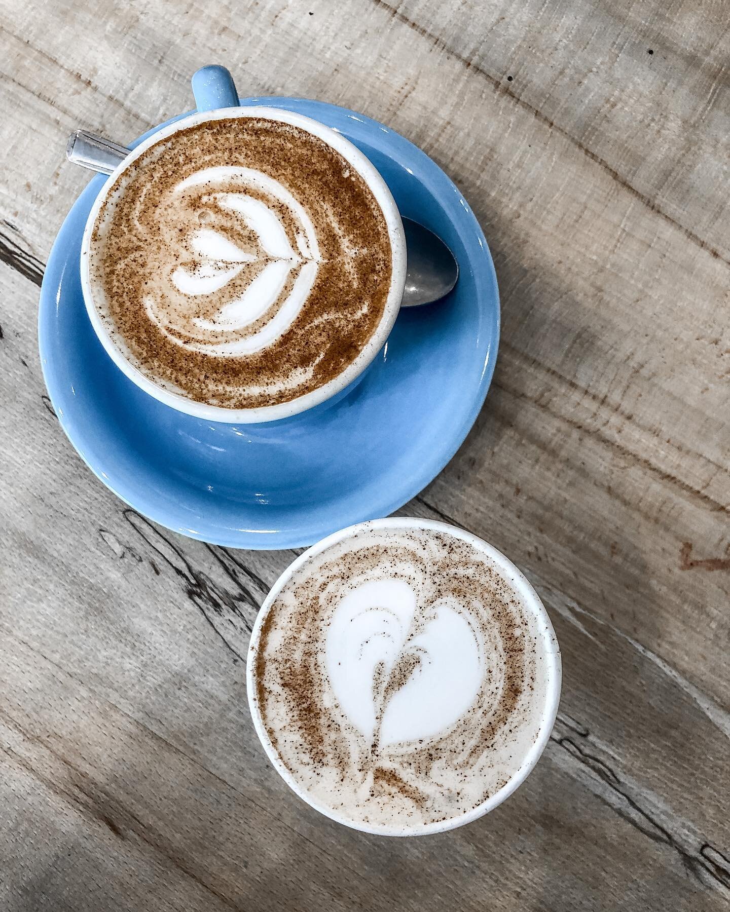 Coffee Date anyone??? Nat let&rsquo;s go back to London to get these drinks again! So delicious&hellip;
.
.
.
.
.
#coffee #chai #tea #london #lifestyle #blue #cup #current #mood #aesthetic #vibes #latteart