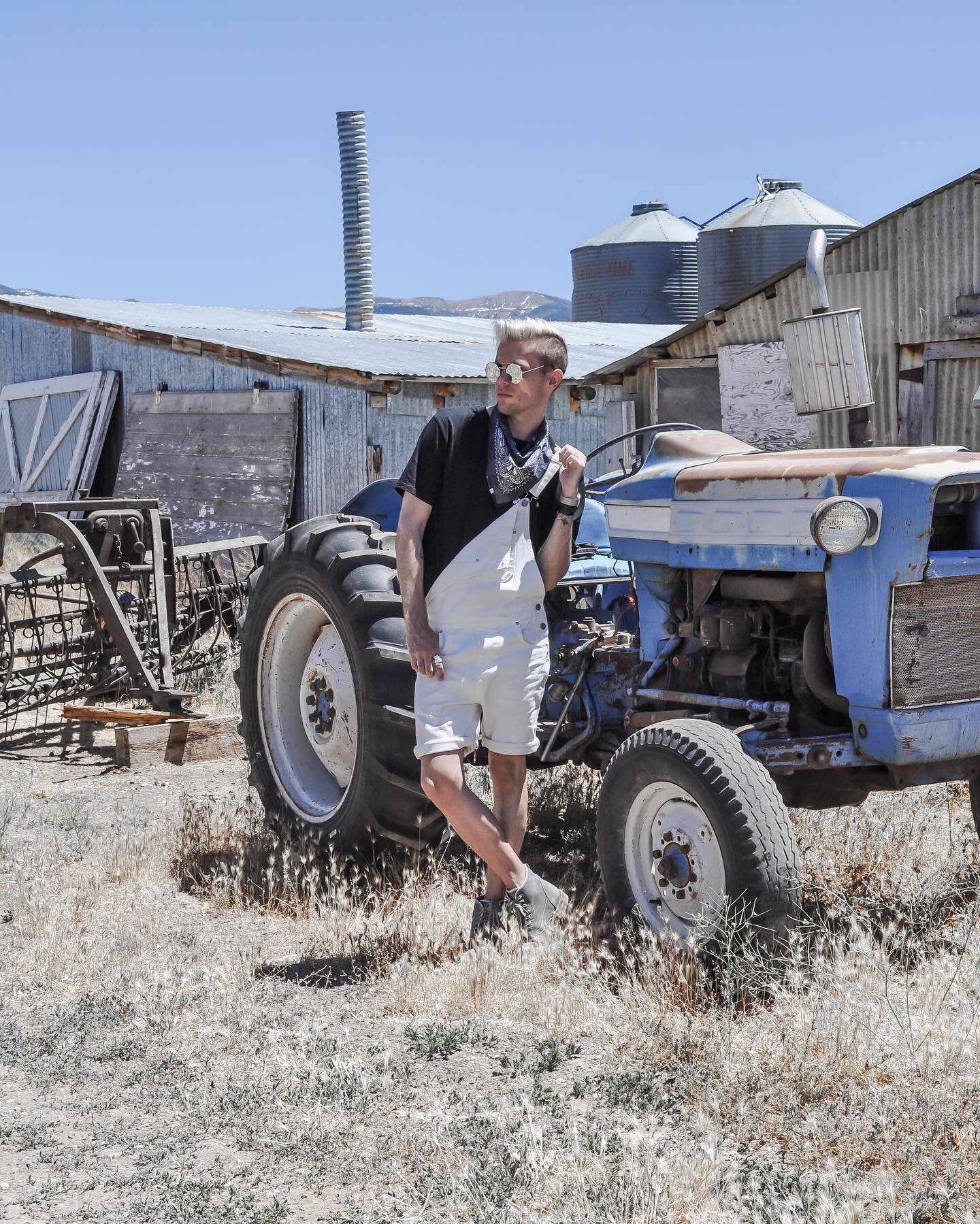 Should I go back to the farm just to take photo like this again&hellip;
.
.
.
.
.
#men #fashion #photography #menswear #casual #farm #vibes #ootd #current #mood #streetstyle #blueskies #homeontherange #love #life #live #authentic