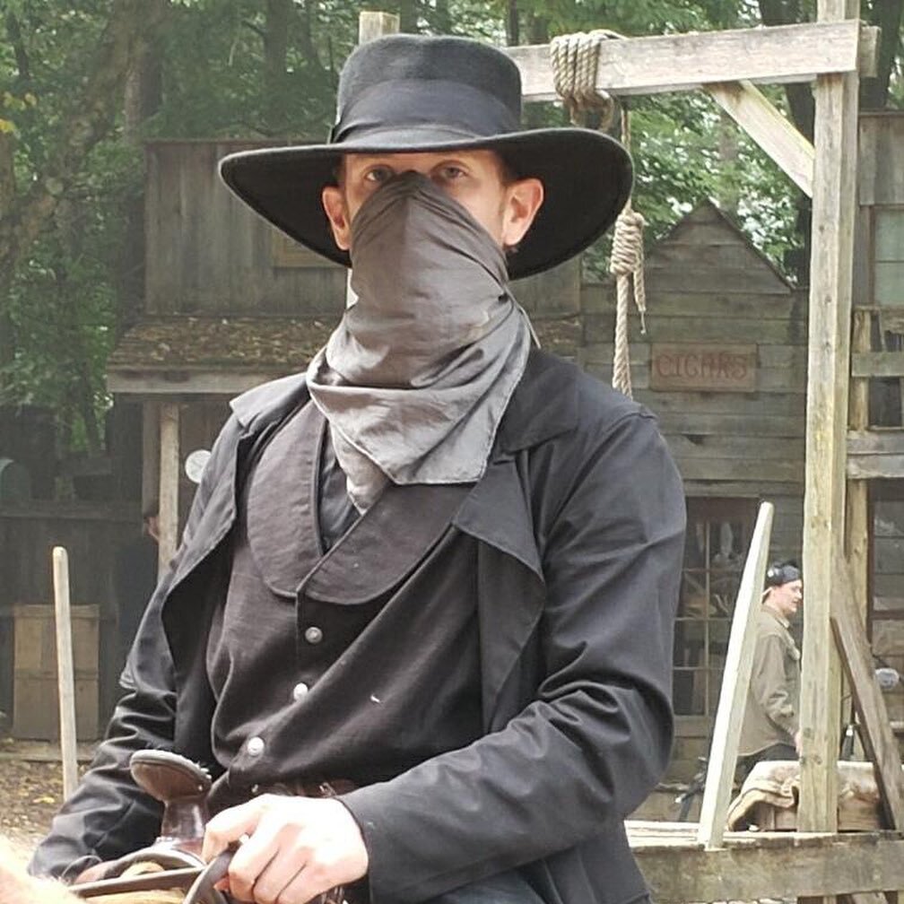 Aye y&rsquo;all don&rsquo;t forget to wear yer masks pardners. Very grateful for @assbackwardsfilms for letting put my own spin on this villain. 🤠.
.
.
.
.
.
.
.
#actor #workingactor #film #actorslife #casting #artist #creative #bts #tv #ultrarunnin