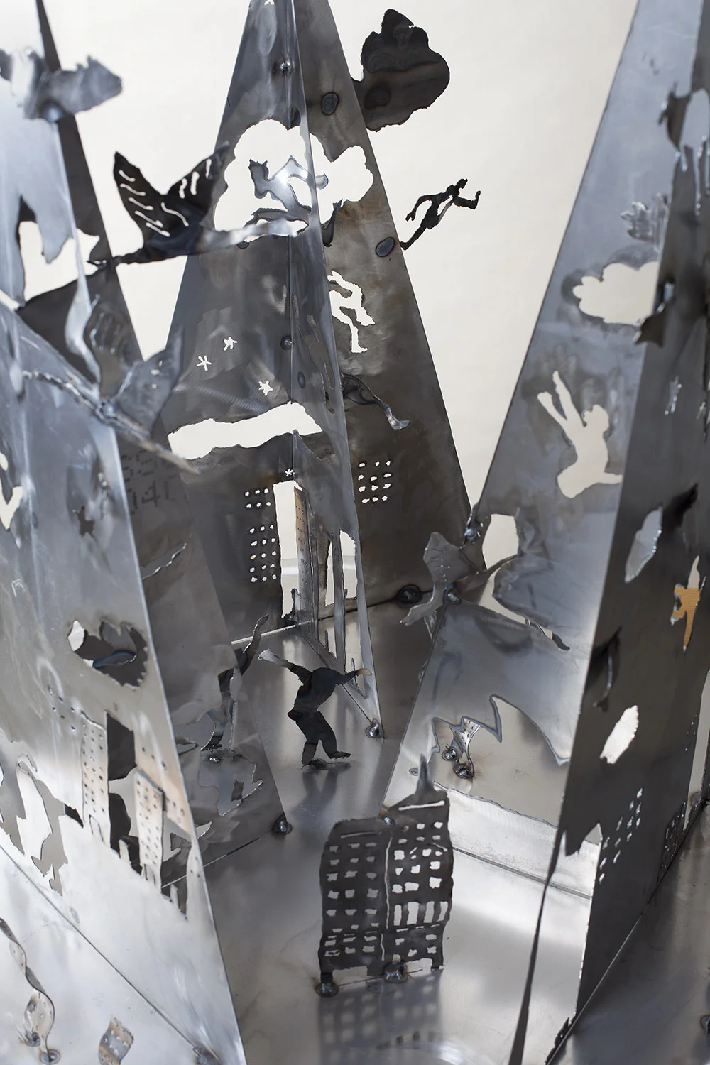 24.h-Ono-Acropolis-Down-Under-and-Rising-Moon-2015.-Steel-115.8-x-76.2-x-76.2-cm-x.jpg