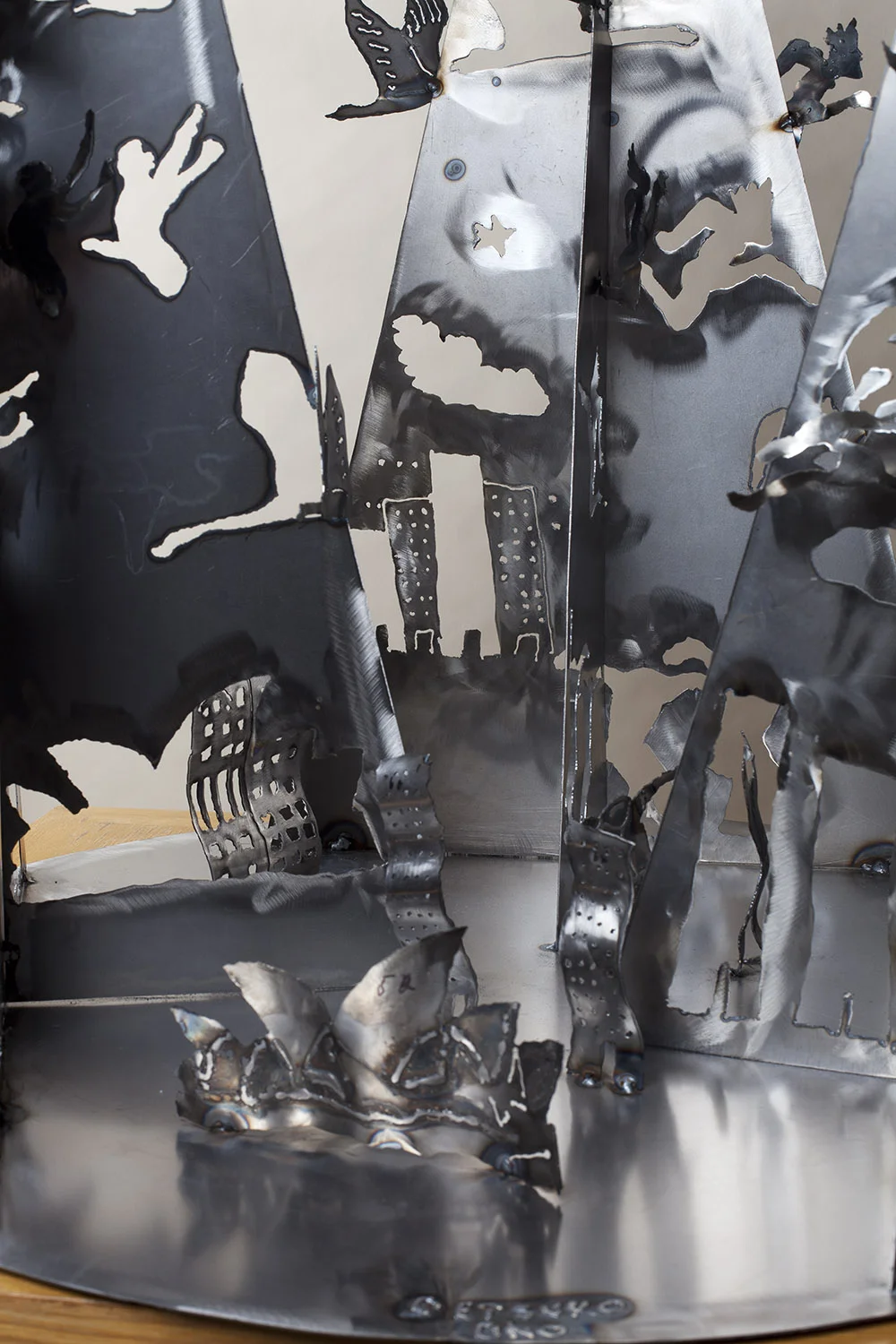24.i-Ono-Acropolis-Down-Under-and-Rising-Moon-2015.-Steel-115.8-x-76.2-x-76.2-cm-x.jpg