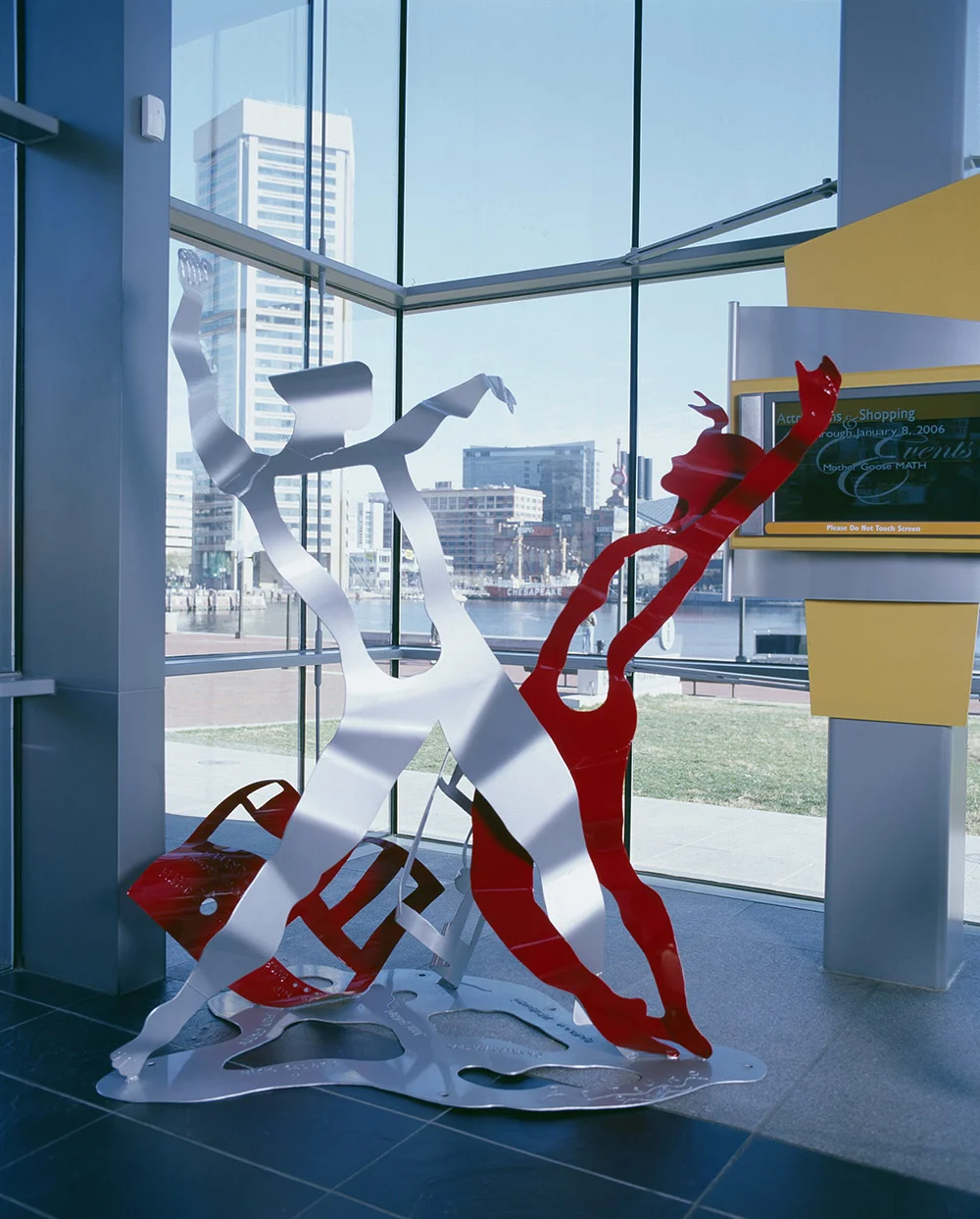 7.b-Ono-Good-News-Earth-is-Dancing-2006.-Painted-mild-steel-3-sculptures-213.4-x-228.6-x-182.9-cm.-146.3-x-182.9-x-91.4-cm.-and-140.2-x-140.2-x-91.4-cm-x.jpg