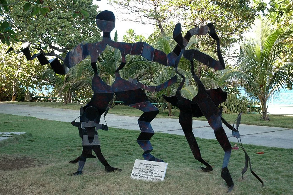 8.a-Ono-Dancing-Family-2003.-Mild-steel-216.4-x-289.6-x-176.8-cm-x.jpg