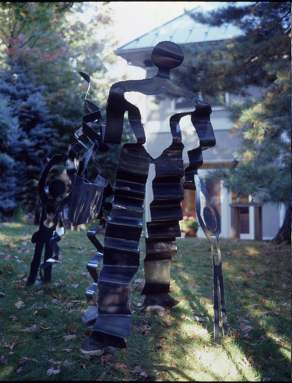 13.b-Ono-Dancing-1999.-Steel-213.4-x-182.9-x-76.2-cm-x.jpg