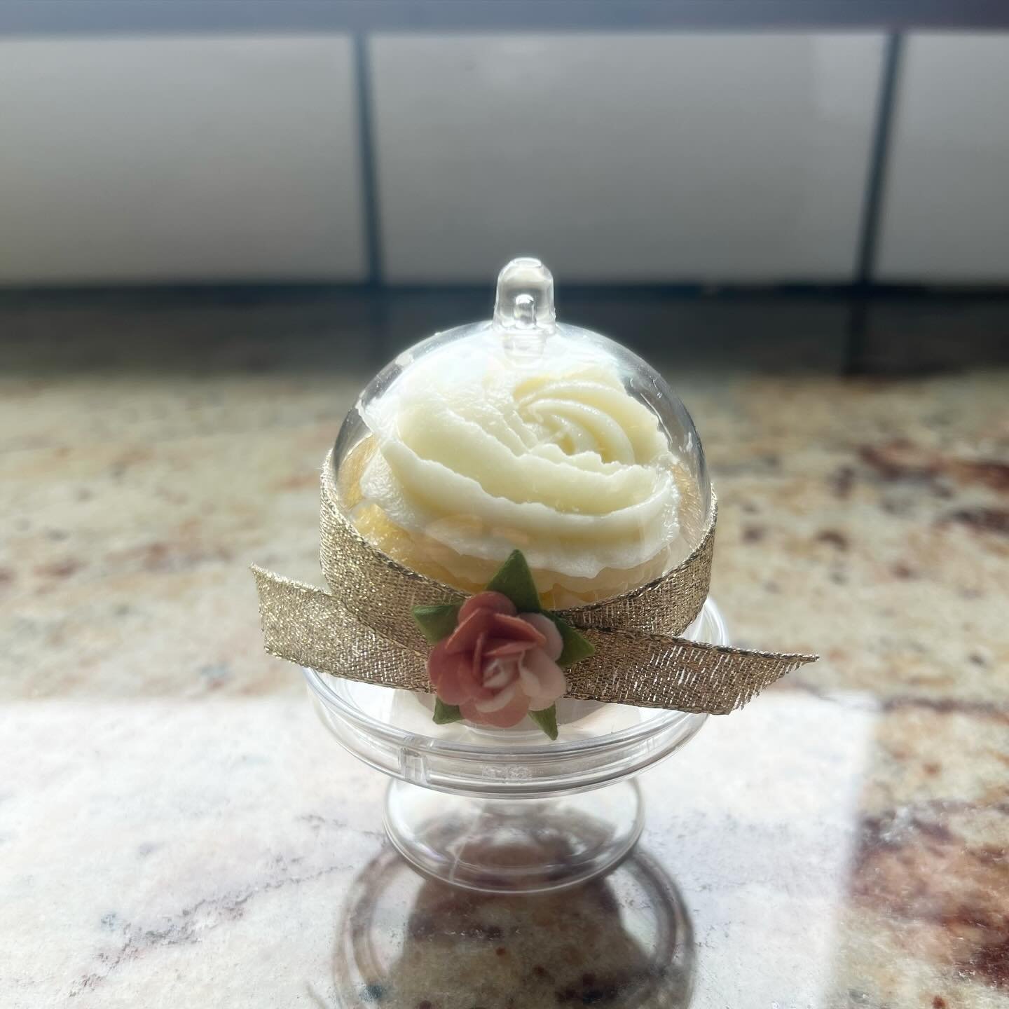 M I N I S&hellip; 
Can&rsquo;t say that I&rsquo;m back yet but when a friend asks for a favor&hellip; especially for her daughter&rsquo;s bachelorette brunch, of course its a yes!

#Vanilla #chocolate #minicupcakes #cupcakesofinstagram #cupcakegrid #