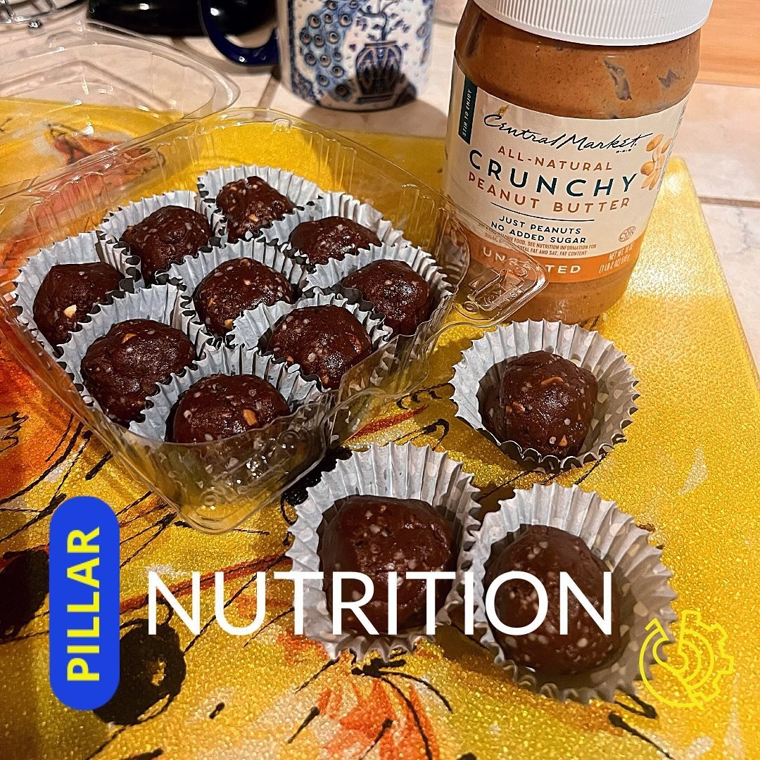 🥜 Home made high protein snacks using minimal ingredients:simply natural crunchy peanut butter (nothing but peanuts), raw cacao powder, hemp seeds and a little bit of pure maple syrup to sweeten. If you portion this recipe well it&rsquo;s low carb a