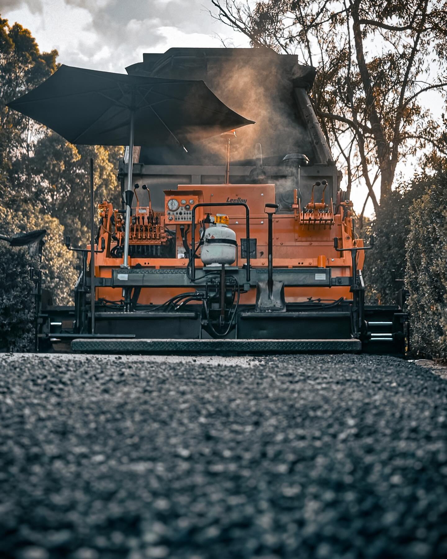 Bring it on! The chilly mornings have arrived! I absolutely love this season, especially when I'm out there, laying down some fresh hotmix through this badboy LeeBoy 8500C

#leeboy 
#asphaltlife
#asphaltingsydney