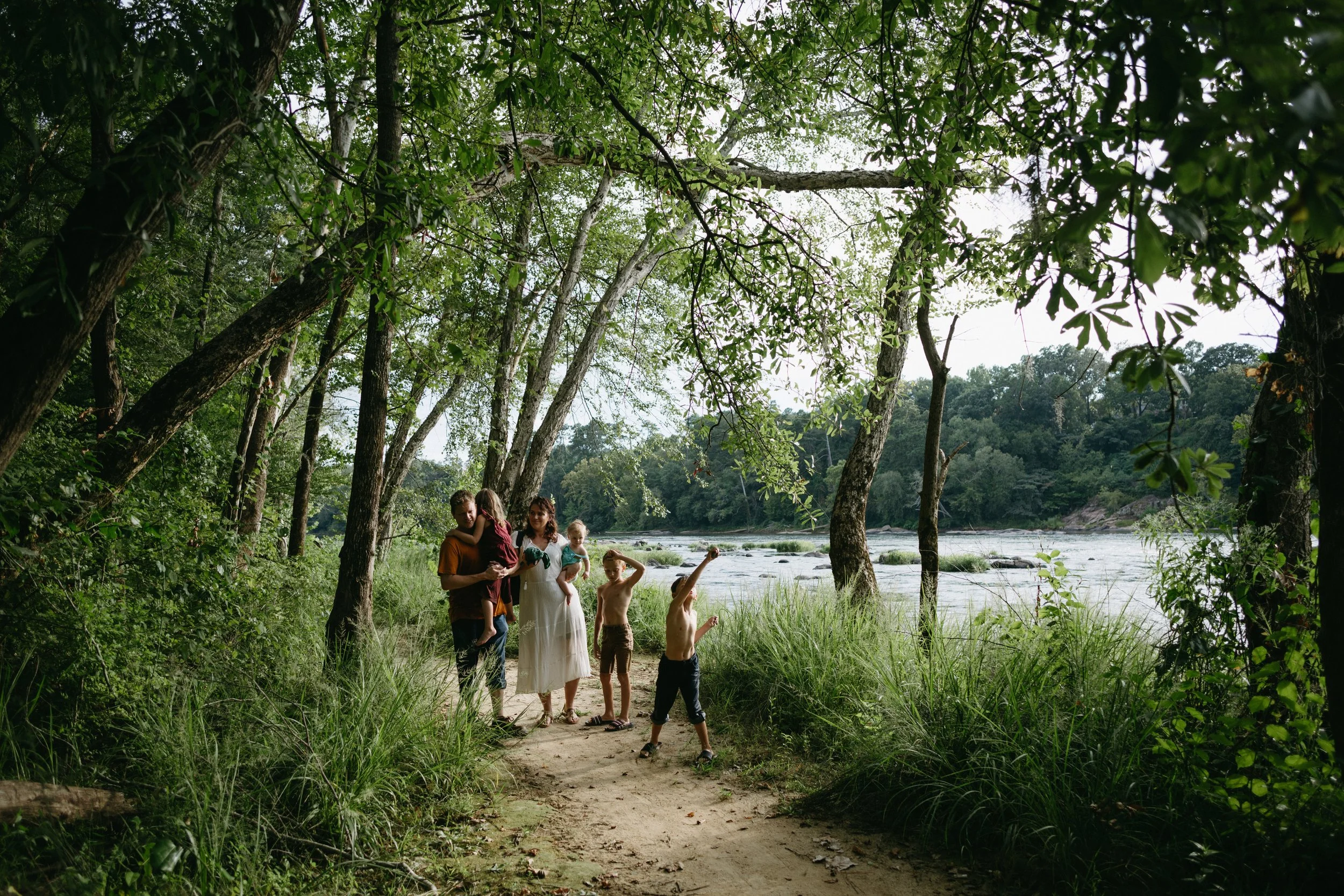 A FAMILY SESSION AT THE RIVER