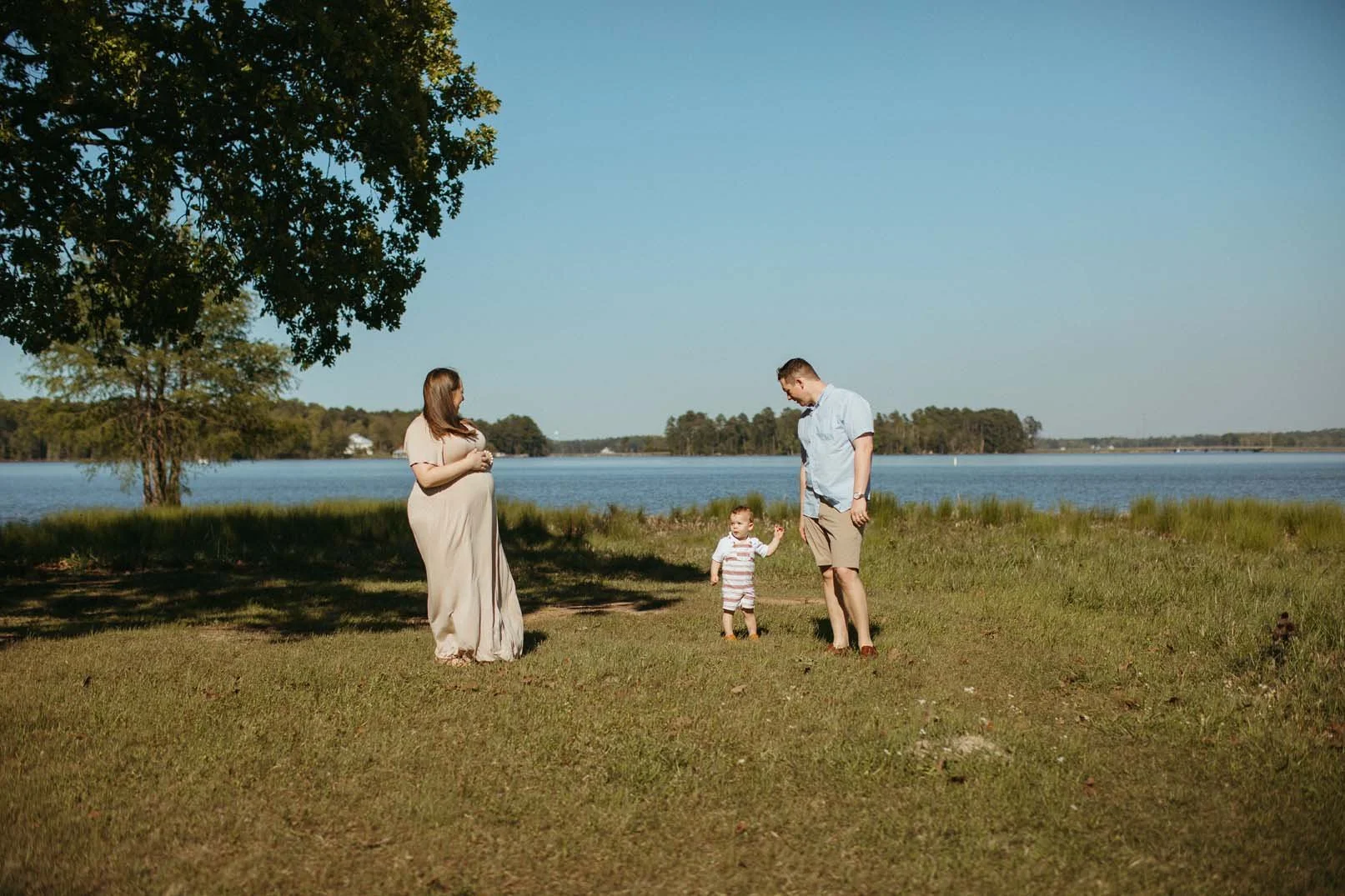 A MATERNITY SESSION AT THE LAKE