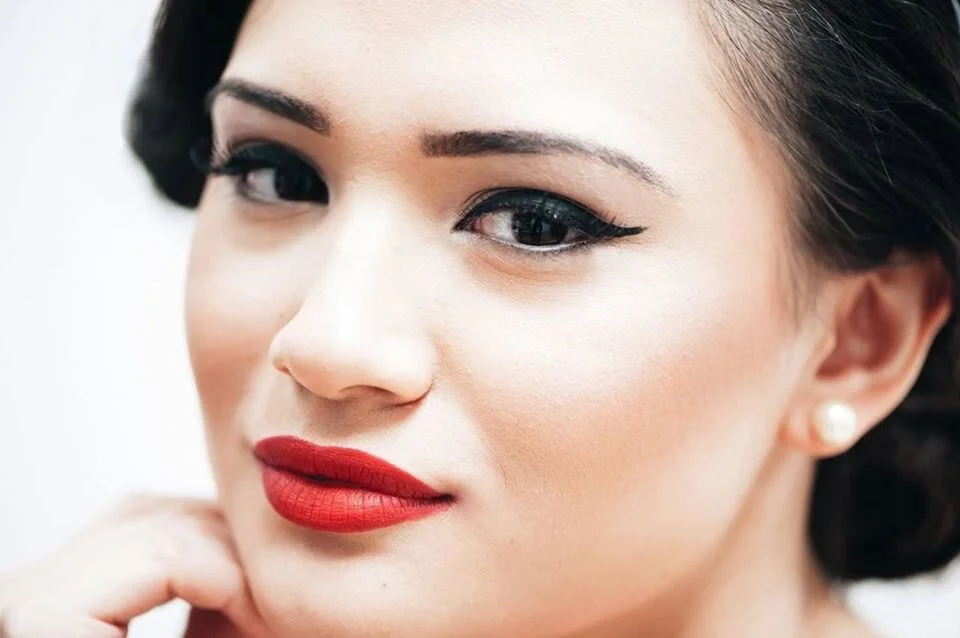 60's Vintage bride with winged eyeliner and red lips