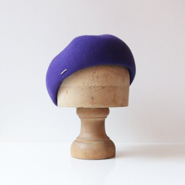 un béret parisien en feutre de laine couleur violet