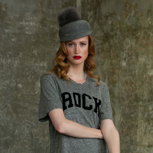 un chapeau casquette d'hiver pour femme, avec pompon, de couleur grise