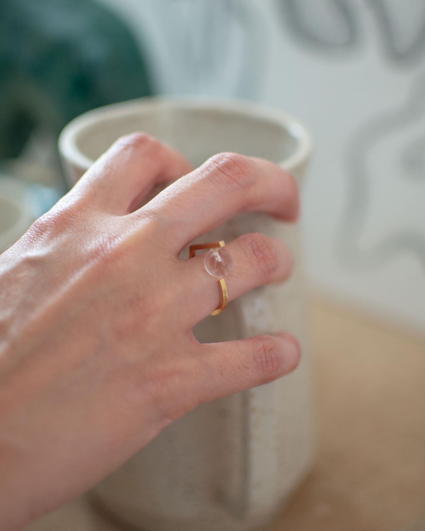 ✨ CETTE BAGUE 🤤✨

Je la porte depuis 2-3 ans et je ne m&rsquo;en lasse pas. Elle cr&eacute;e toujours beaucoup d&rsquo;effet autour de moi. 

Elle est tr&egrave;s l&eacute;g&egrave;re !! Je l&rsquo;ai prise en cristal transparent mais sur le boutiqu