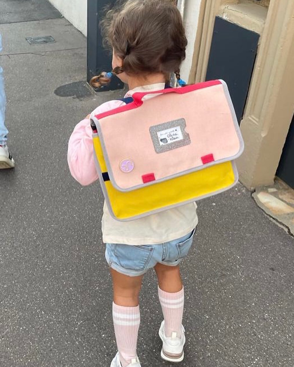 ✨ OLI LA STAR ✨

Quand t&rsquo;as @honorinemagnier comme maman, t&rsquo;es s&ucirc;re d&rsquo;&ecirc;tre la plus styl&eacute;e pour la rentr&eacute;e !!!! 😍😍😍

Oli a choisi le petit cartable rose et jaune et c&rsquo;&eacute;tait le mod&egrave;le p