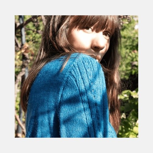 un pull torsadé en laine alpaga pour femme, de couleur bleue canard, tricoté en france