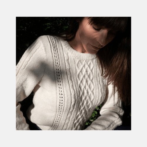 un pull fin torsadé couleur beige, en laine.