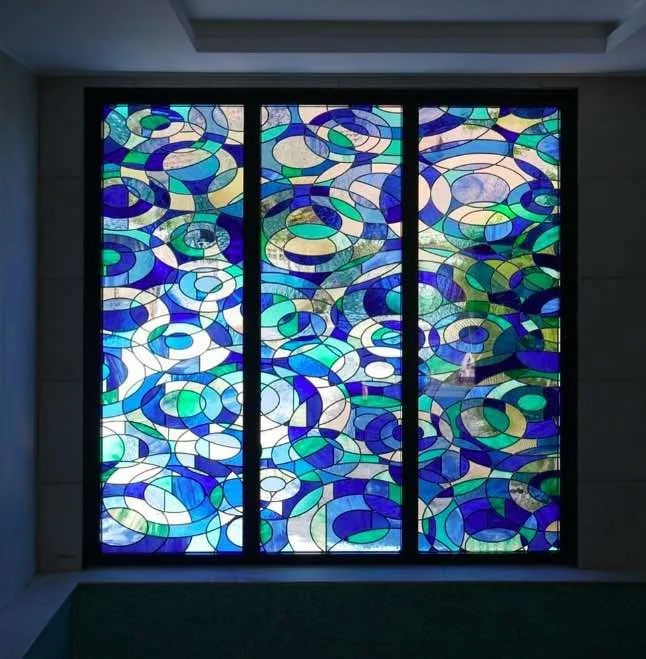 Verrière de grande dimension en vitrail