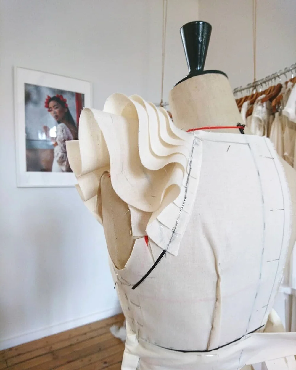 atelier de robe de mariée à Paris, détail des manches en train d'être fabriquées
