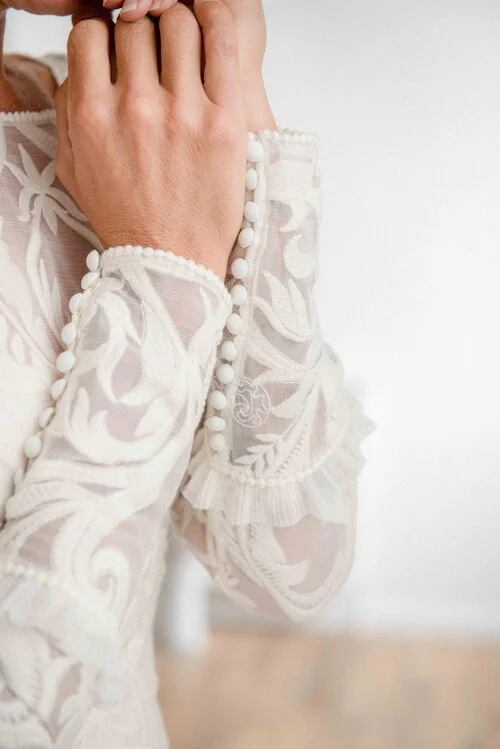 détail de très belles manches de robe de mariée salomé gautard, fabriquée en France