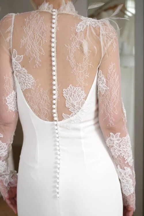 un dos de robe de marié sublime en soie et dentelle, avec des petits boutons de soie tout du long