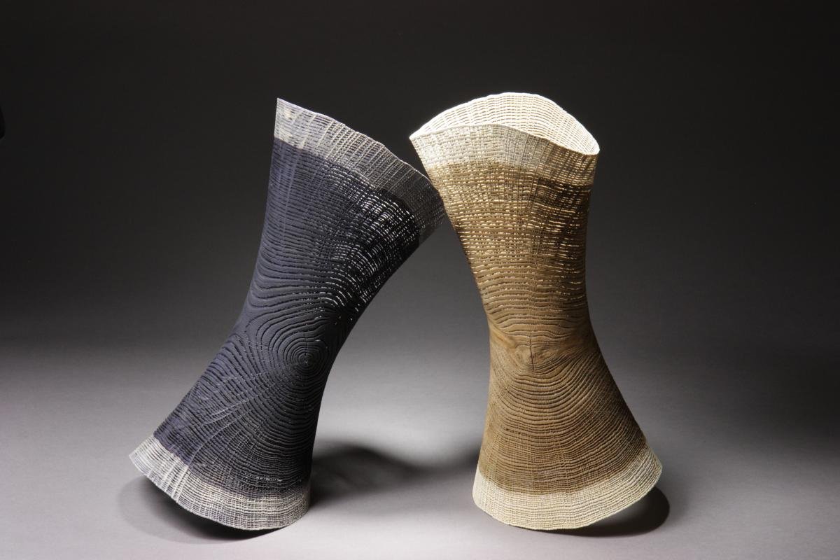 un ensemble de sculptures en bois en hauteur