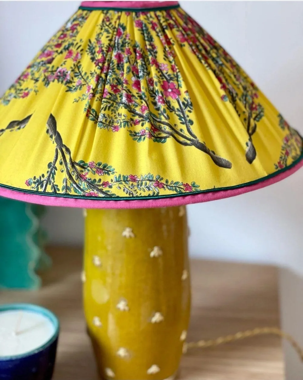 une lampe avec abat jour, couleur jaune, pied en céramique et abat-jour en tissu