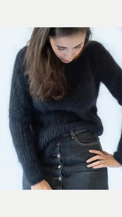  un pull angora col rond, couleur noir, montré porté par une femme , styliste Gaelle Fresco 