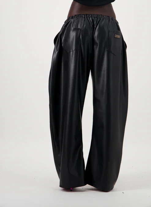 le pantalon de la Créatrice Française Cochady pour le stylisme de Zaho dans la chanson Demain avec Kery James