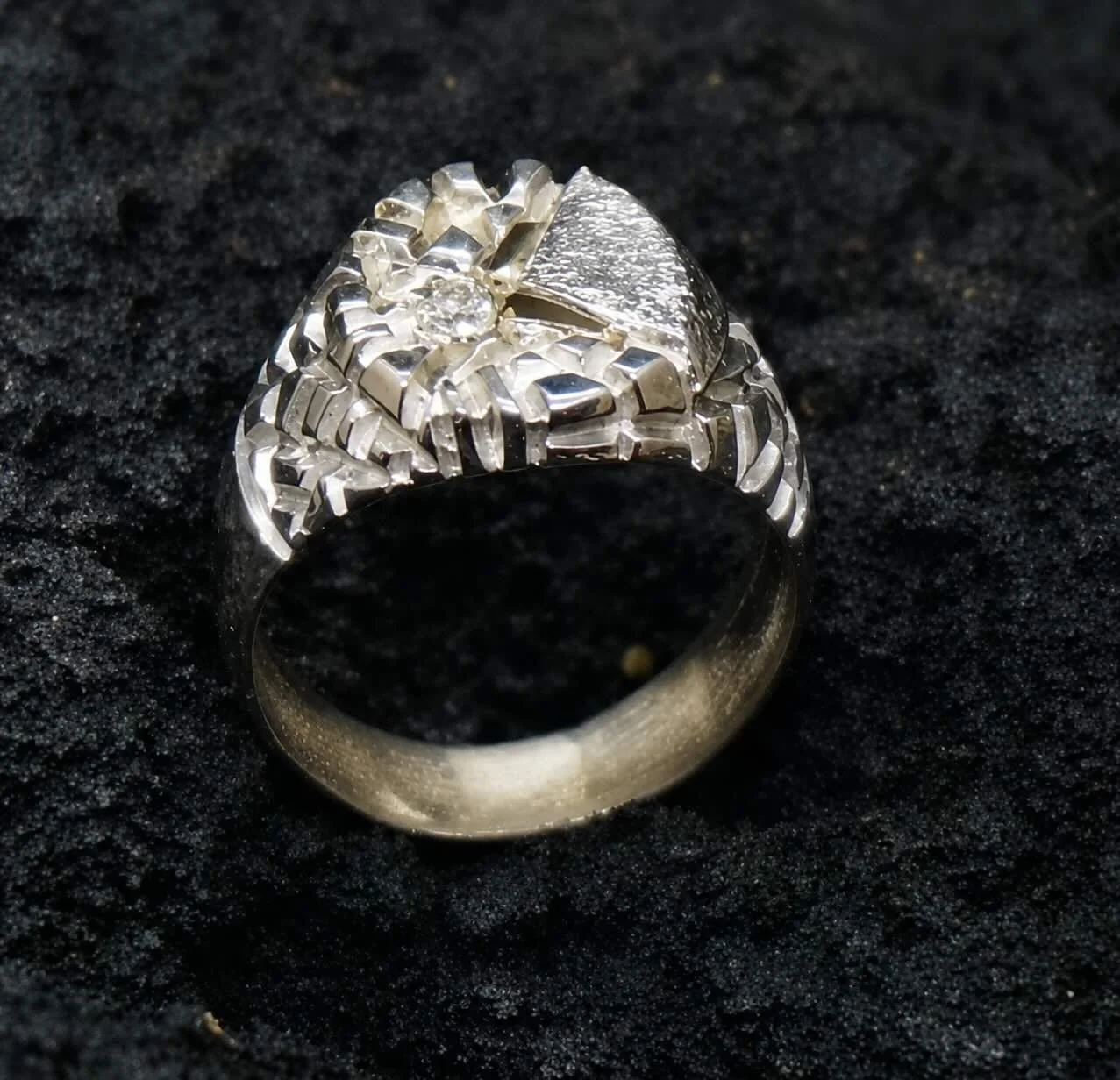 Bague artisanale Meteor portée par Youssoupha pendant le shooting Ultra Lyrique.