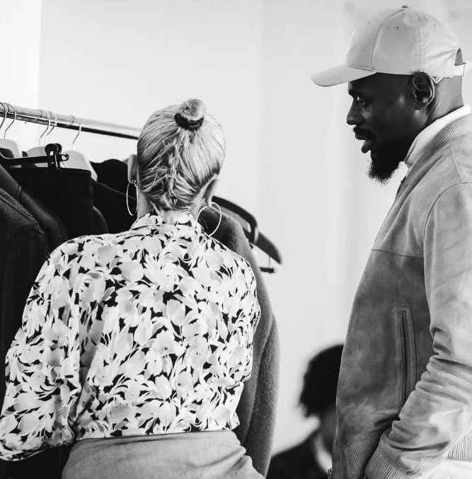 styliste en train de travailler le style de kery james pour ses clip vidéos