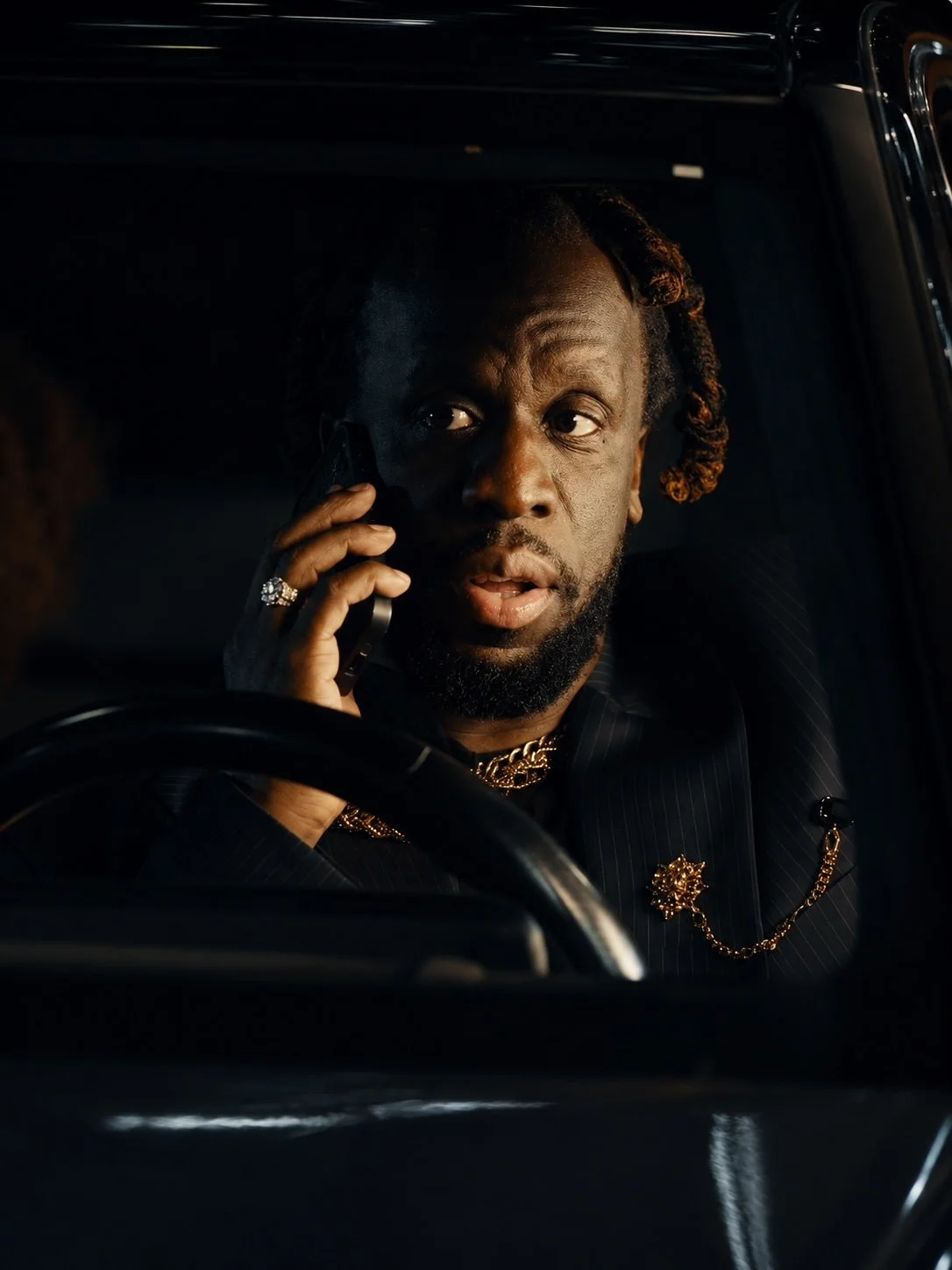 Bague artisanale Meteor portée par Youssoupha pendant le shooting Ultra Lyrique.