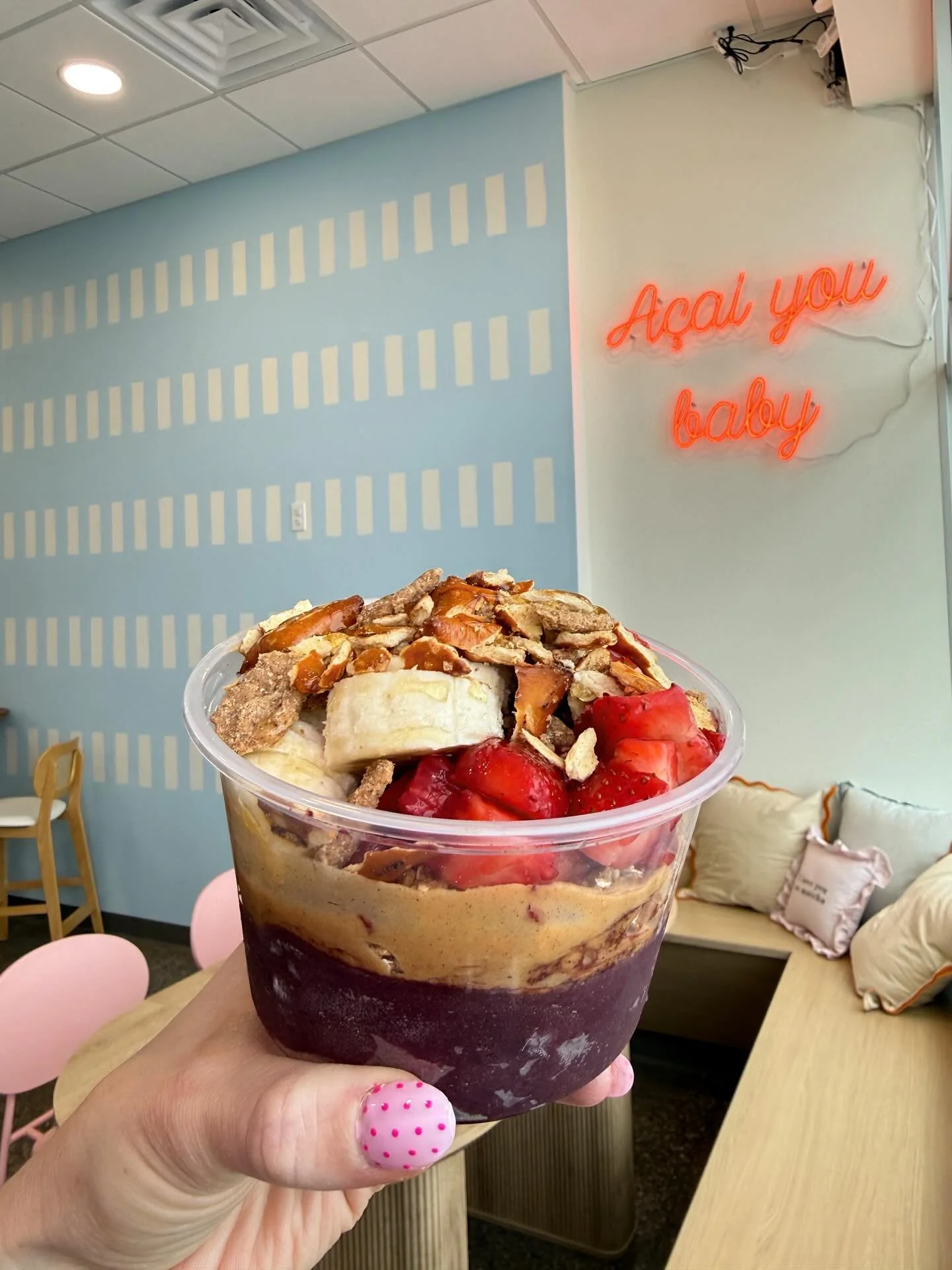Meet our PB lover bowl🥜🍓🍌 yep, those are peanut butter pretzels&hellip;