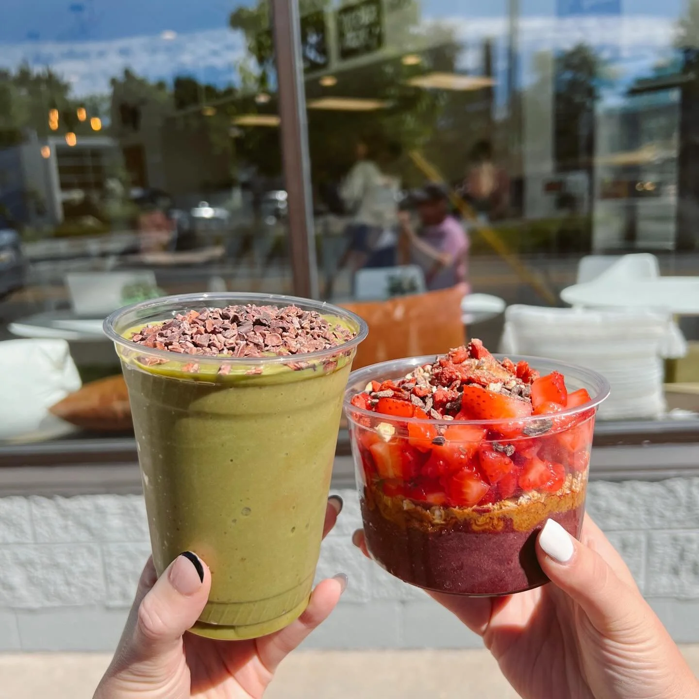 Posting this in hopes it brings some sunshine to your day☀️

Ft. Our supermint smoothie &amp; almond lover a&ccedil;a&iacute; bowl🥑🍫🍓