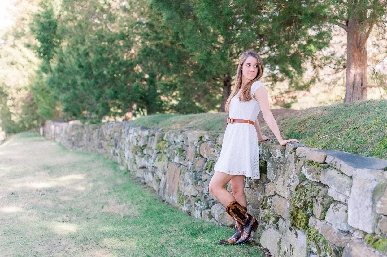 downtownFredericksburg_SeniorPhotos_GraduationPhotos_spring_youseephotography9.jpg